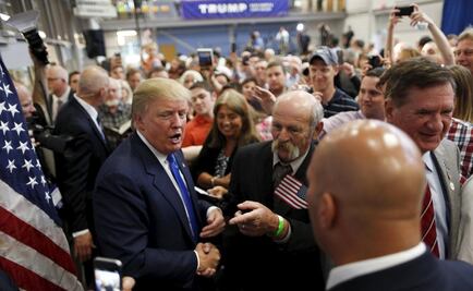 Acusan a Donald Trump de usar "extras" en su destape