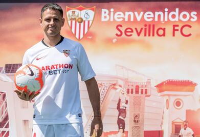 Afición del Sevilla no se impresiona por llegada del Chicharito Hernández