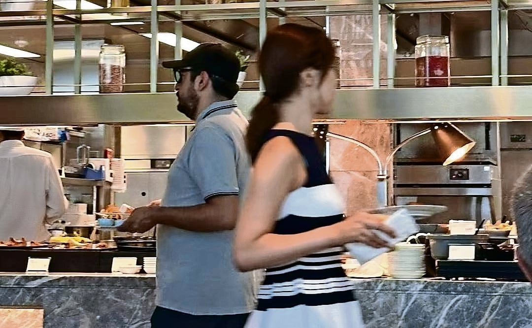 El pasado julio, Andrés Manuel López Beltrán fue captado mientras desayunaba en un hotel de cinco estrellas de Japón. Foto: Especial
