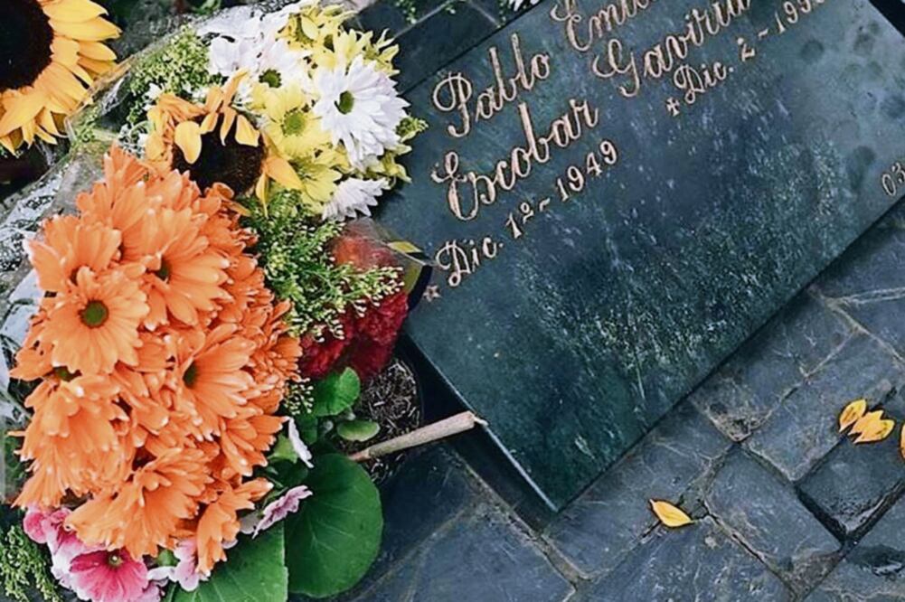 El cantante dejó flores en la tumba del narcotraficante (INSTAGRAM)