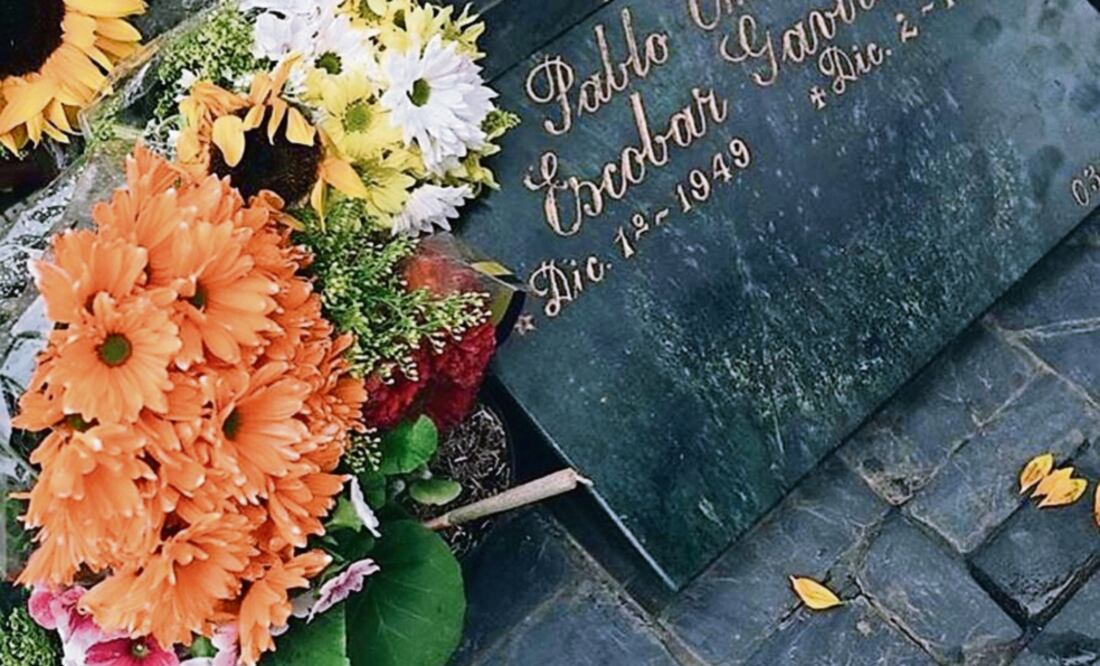 El cantante dejó flores en la tumba del narcotraficante (INSTAGRAM)