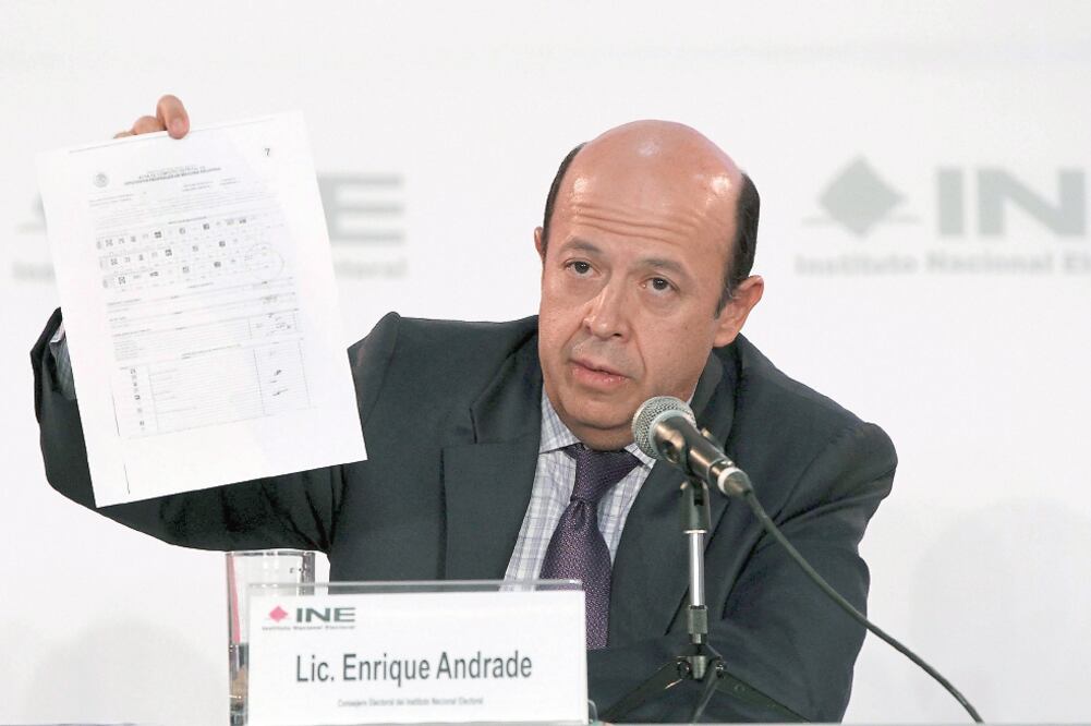 El consejero Enrique Andrade afirmó que no hay razón para que cualquiera pueda obtener su credencial para votar. (ARCHIVO EL UNIVERSAL)