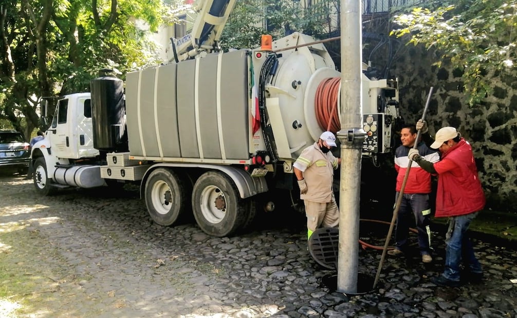 Ante la época de lluvias, la alcaldía Coyoacán pidió el apoyo de la sociedad para mantener libres los ductos del drenaje. Foto: Especial
