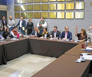 Posponen diputados debate para destitución de El Bronco