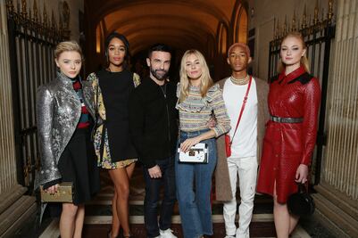 Emma Stone, Xavier Dolan y Sienna Miller asisten al desfile de Louis Vuitton en París