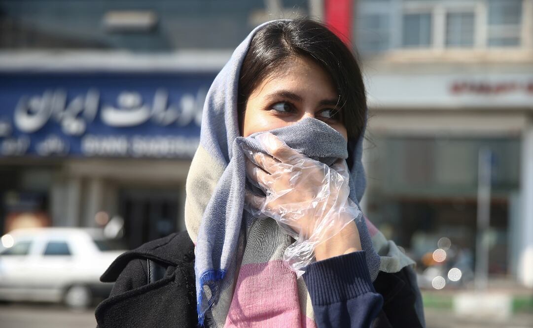 Una mujer iraní se cubre la boca durante el brote de coronavirus. Foto: WANA (West Asia News Agency)/Nazanin Tabatabaee via REUTERS, archivo