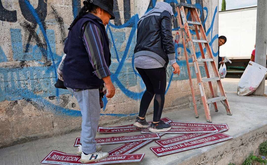 Colonos retiraron carteles con los nuevos nombres de las calles de La Cuarta Transformación. Foto: Luis Camacho / EL UNIVERSAL