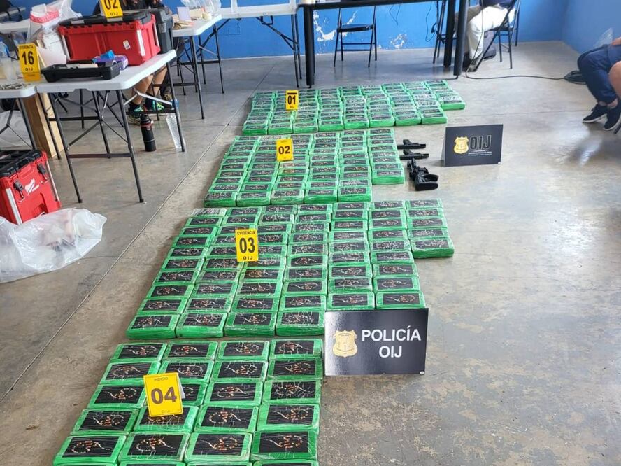 Unos 247 kilos de cocaína fueron decomisados este jueves 25 de mayo por la policía de Costa Rica a un mexicano, un colombiano, un nicaragüense y dos costarricenses. Foto: Organismo de Investigación Judicial