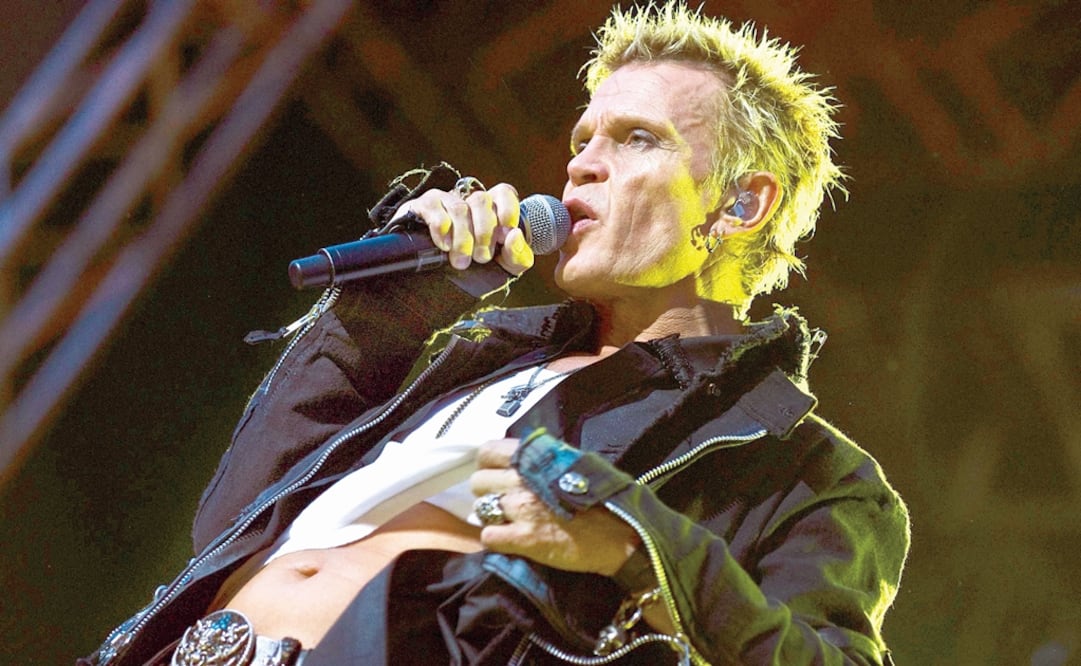 Billy Idol performs in the rain at the Sweden Rock festival in Solvesborg June 11, 2010 - Photo: Claudio Bresciani/Reuters