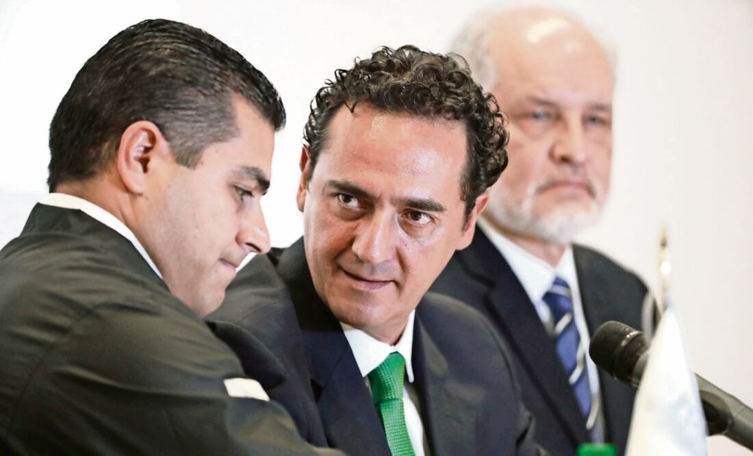 En conferencia de prensa desde la embajada de México en Guatemala, Alberto Elías Beltrán, funcionario de la PGR, dio detalles de la búsqueda. (LUIS CORTÉS. EL UNIVERSAL)