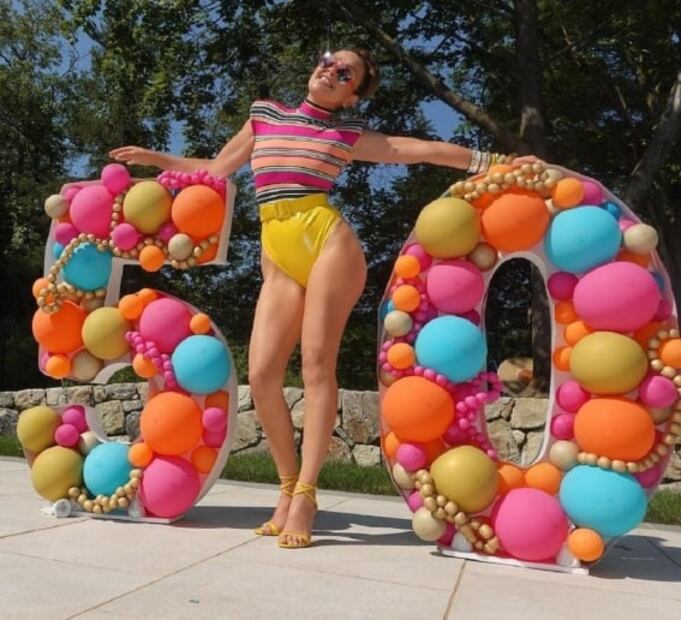Thalía celebra sus 50 años en colorido traje de baño