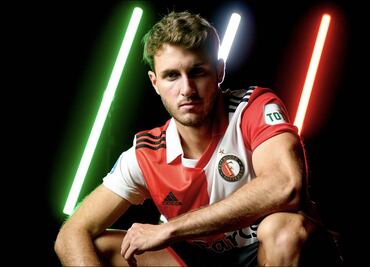 El impedimento que tiene Santiago Giménez para poder jugar con el Feyenoord