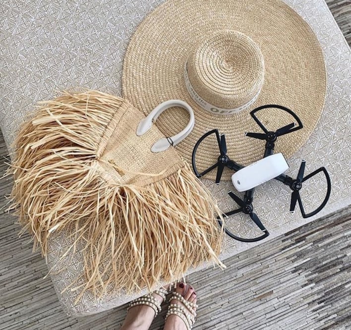 La bolsa de paja el accesorio ideal para estas vacaciones. Foto: Instagram