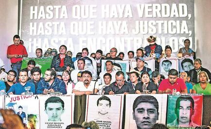 Padres de los 43 entregan carta a la Comisión Especial de Ayotzinapa