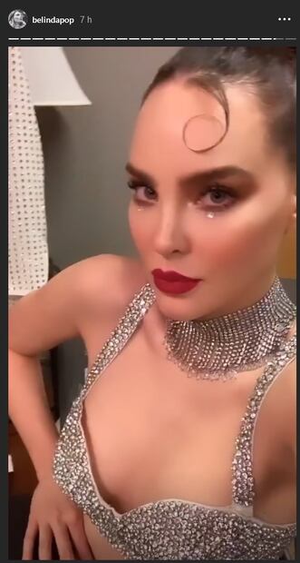 Belinda impacta en Premios de la Radio con brasier de cristales