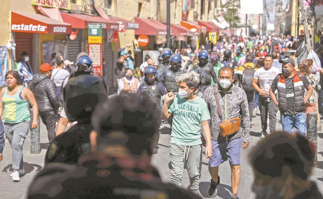 Pese a seguir en semáforo rojo, calles del primer cuadro de la Ciudad lucieron ayer casi repletas de transeúntes. Foto: Berenice Fresogo. EL UNIVERSAL