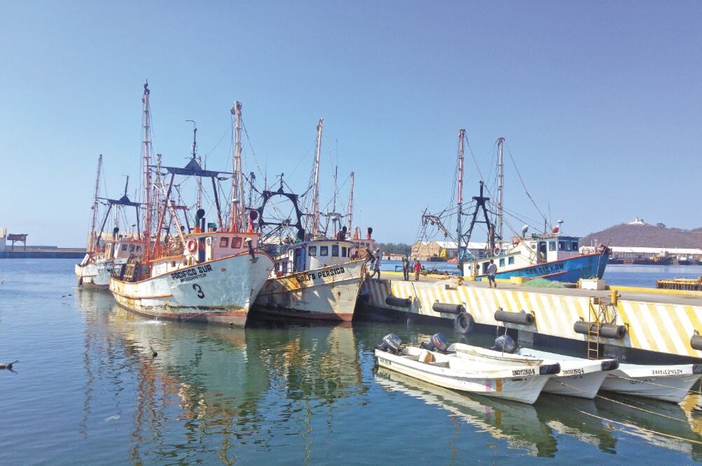Los pescadores temen que el arribo de combustible procedente de Veracruz se prolongue aún más tras el incendio en Pajaritos. Foto: ARCHIVO EL UNIVERSAL