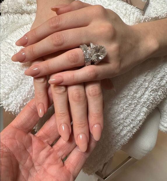 Jennifer Lopez luce las uñas lips gloss (Fuente Instagram @tombachik)