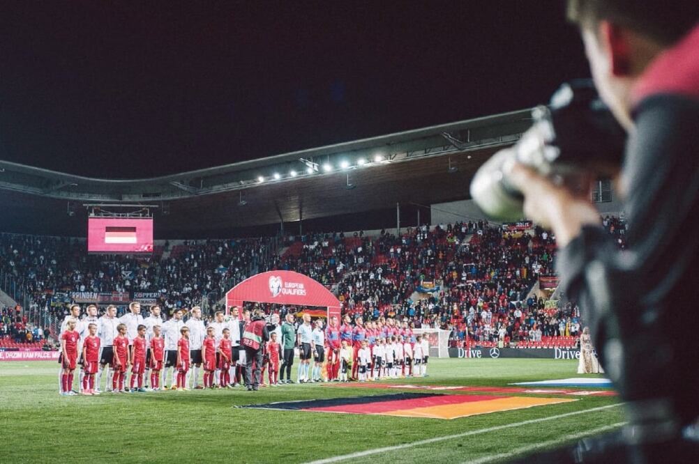 Cánticos nazis se escucharon en el duelo entre República Checa y Alemania, con sede en Praga (TWITTER)