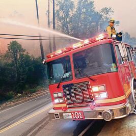 Fuego en California pega a los servicios