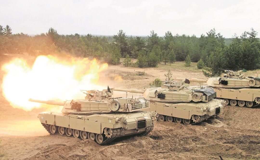 Un tanque Abrams del ejército estadounidense dispara durante los ejercicios militares en el área de entrenamiento castrense de Adazi. Foto: EFE
