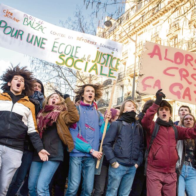 Estudiantes de secundaria participaron ayer en una manifestación convocada por el Sindicato de la CGT en París, para pedir salarios más altos y pensiones. (JULIE SEBADELHA. AFP)