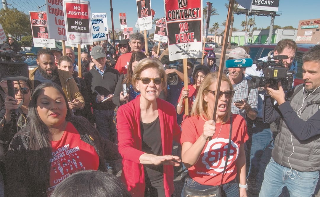 La precandidata demócrata Elizabeth Warren ayer con integrantes del Sindicato de Trabajadores Culinarios. Foto: MARK RALSTON. AFP