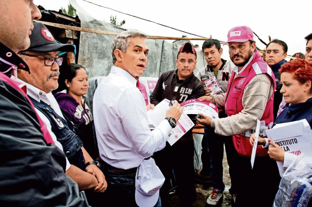 Miguel Ángel Mancera recorrió a bordo de una lancha los canales de Xochimilco como parte de la jornada CDMX a Tu Casa (MARÍA JOSÉ MARTÍNEZ. CUARTOSCURO)