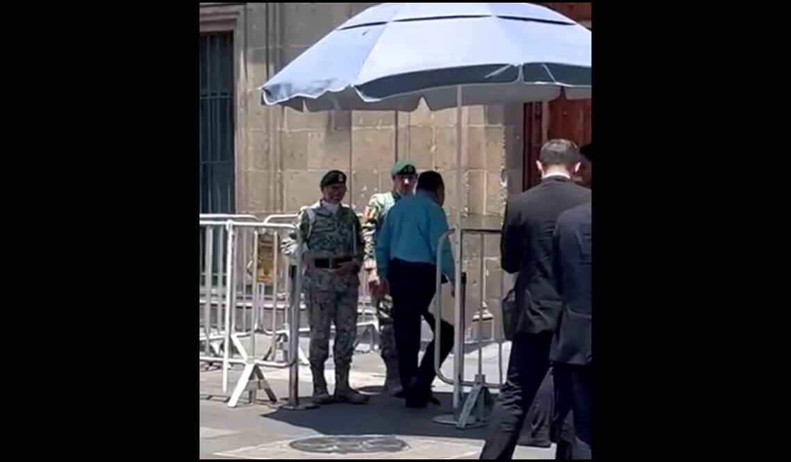 El presidente Andrés Manuel López Obrador sostiene una reunión en Palacio Nacional con Rosendo Gómez Piedra, fiscal especial para el caso Ayotzinapa. Foto: especial