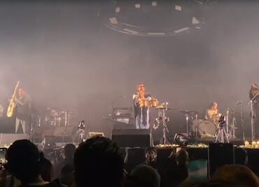 Zoé sale con flores y veladoras al escenario en homenaje a fans fallecidas en coladera