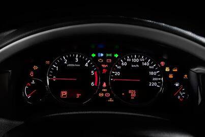 ¿Qué significan las luces del tablero de tu coche?