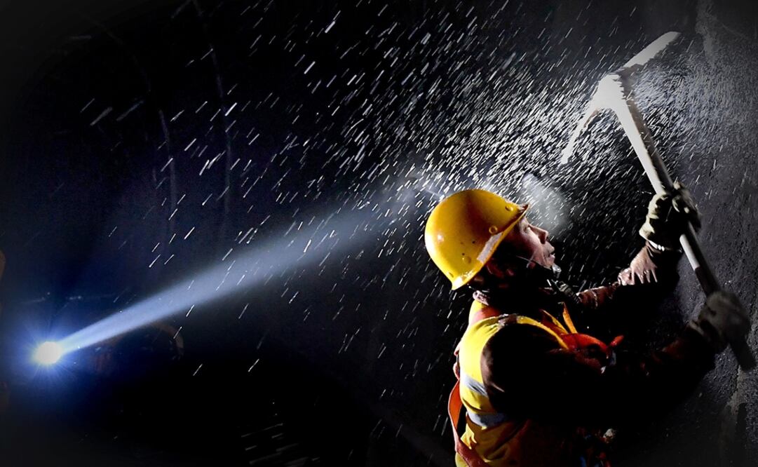 Un integrante del equipo de deshielo trabajando en el interior del Túnel Guanyintang, en la cuidad de Sanmenxia, en la provincia de Henan, China. Foto: Xinhua/Li An
