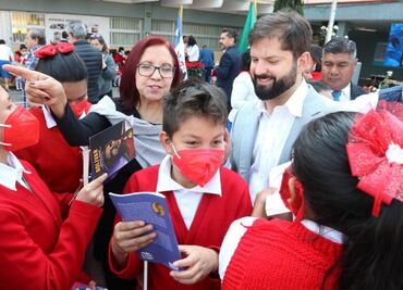 Gabriel Boric recuerda a la poeta Gabriela Mistral y reconoce su labor durante visita a primaria de Coyoacán
