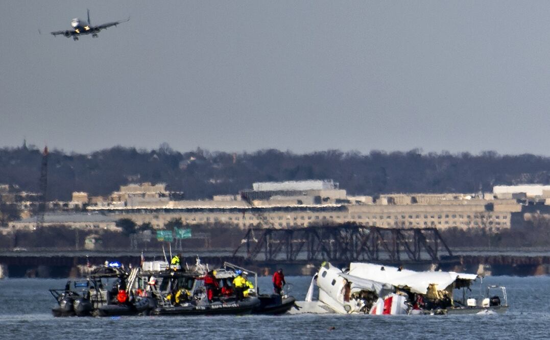 Autoridades investigan causa de choque entre aeronaves sobre el río Potomac el 31 de enero de 2025, en Washington. Foto: AP/Archivo