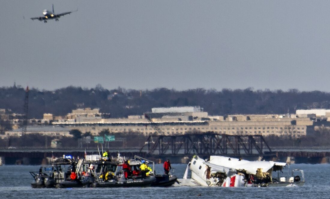 Autoridades investigan causa de choque entre aeronaves sobre el río Potomac el 31 de enero de 2025, en Washington. Foto: AP/Archivo