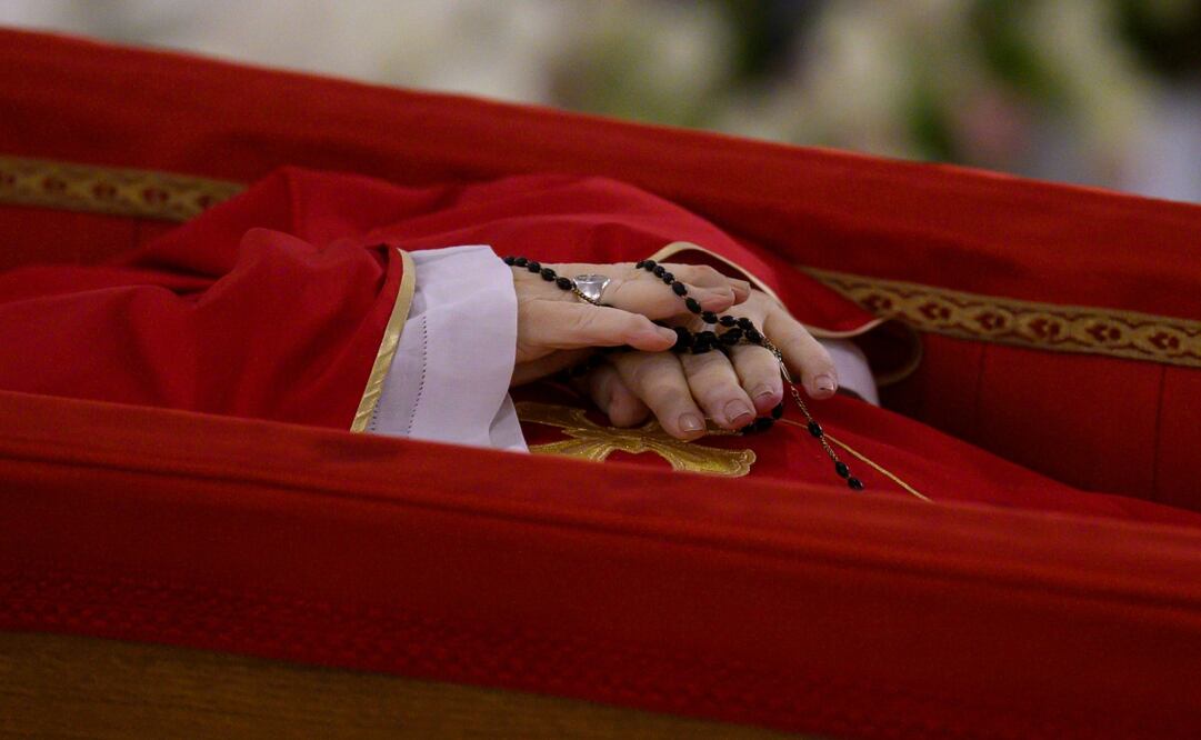 El cuerpo del Papa Francisco es expuesto en su capilla privada en el Vaticano, el lunes 21 de abril de 2025. Foto: AP