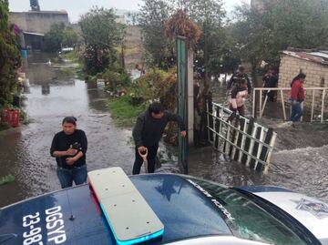 Tormenta y desbordamiento de un río inunda calles y viviendas de Toluca