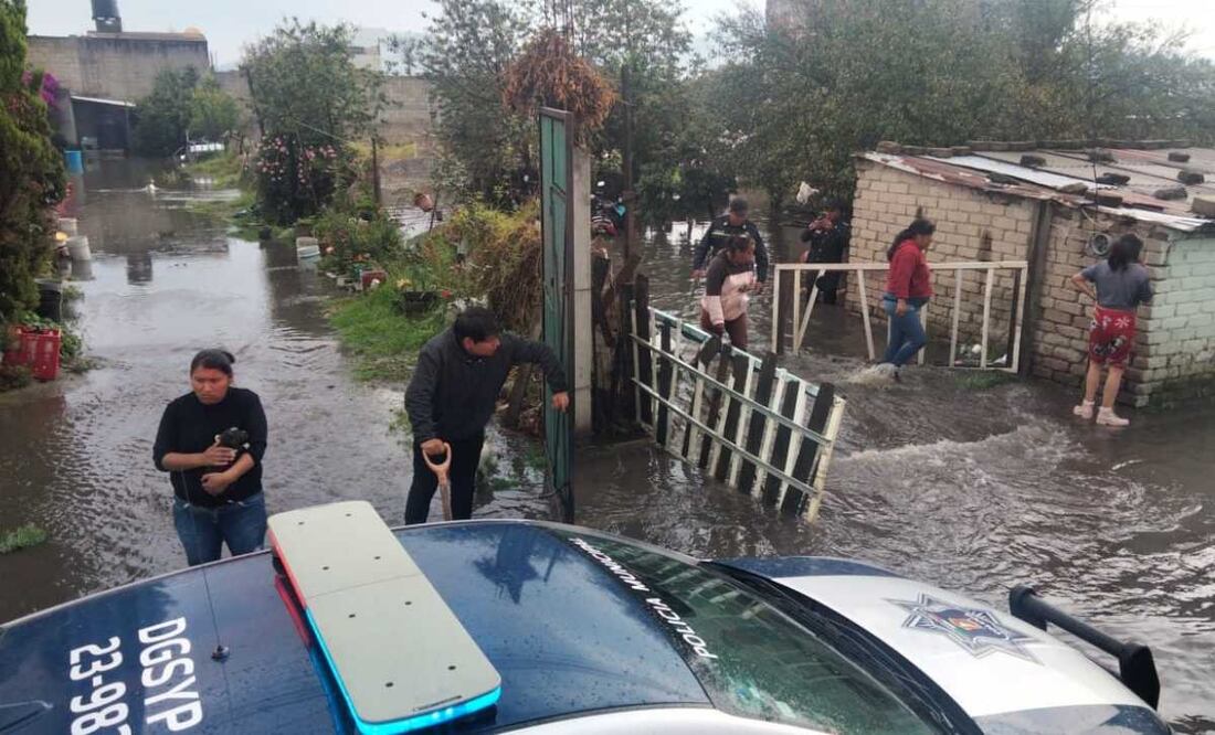 Tormenta y desbordamiento de un río inunda calles y viviendas de Toluca ...