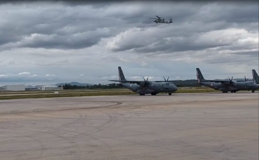 Elementos de la Sedena revisan detalles en la Base aérea militar de Santa Lucía. Foto: Manuel Espino/EL UNIVERSAL