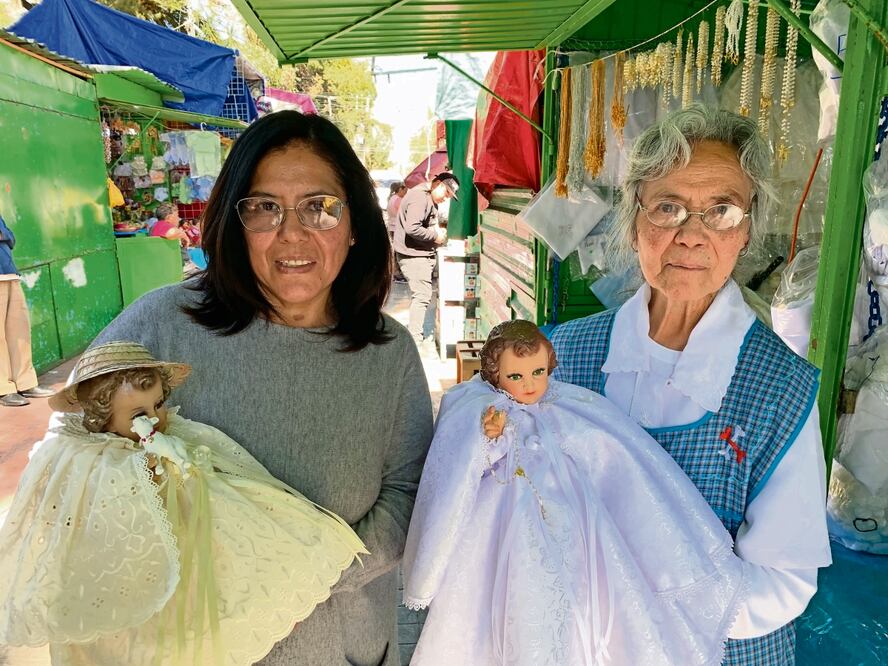 Maricruz y su madre, doña Nicolasa, llevan más de 40 años confeccionando ropones y vestidos para los niños Dios, que serán bendecidos el 2 de febrero.