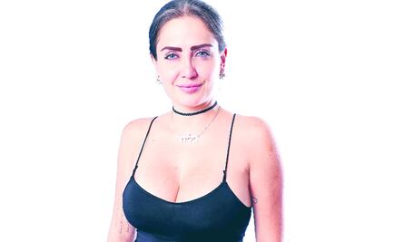 Celia Lora no pide permiso para desnudarse