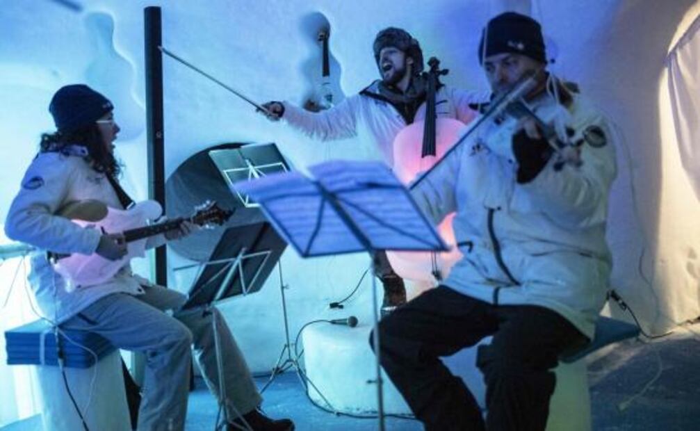Orquesta "de hielo" da conciertos en un iglú de los Alpes italianos