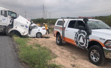 Dos muertos, saldo de choque entre tráiler y automóvil compacto en Nuevo León