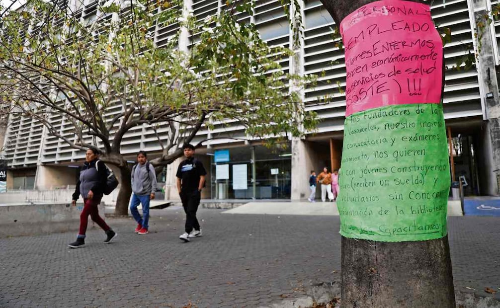 Imagen de la protesta, de los bibliotecarios despedidos, en Palacio Nacional el 12 de enero. Abajo, carteles afuera de la Vasconcelos donde denuncian que ahora su trabajo lo realizan becarios. Fotos: Especial y Carlos Mejía / EL UNIVERSAL
