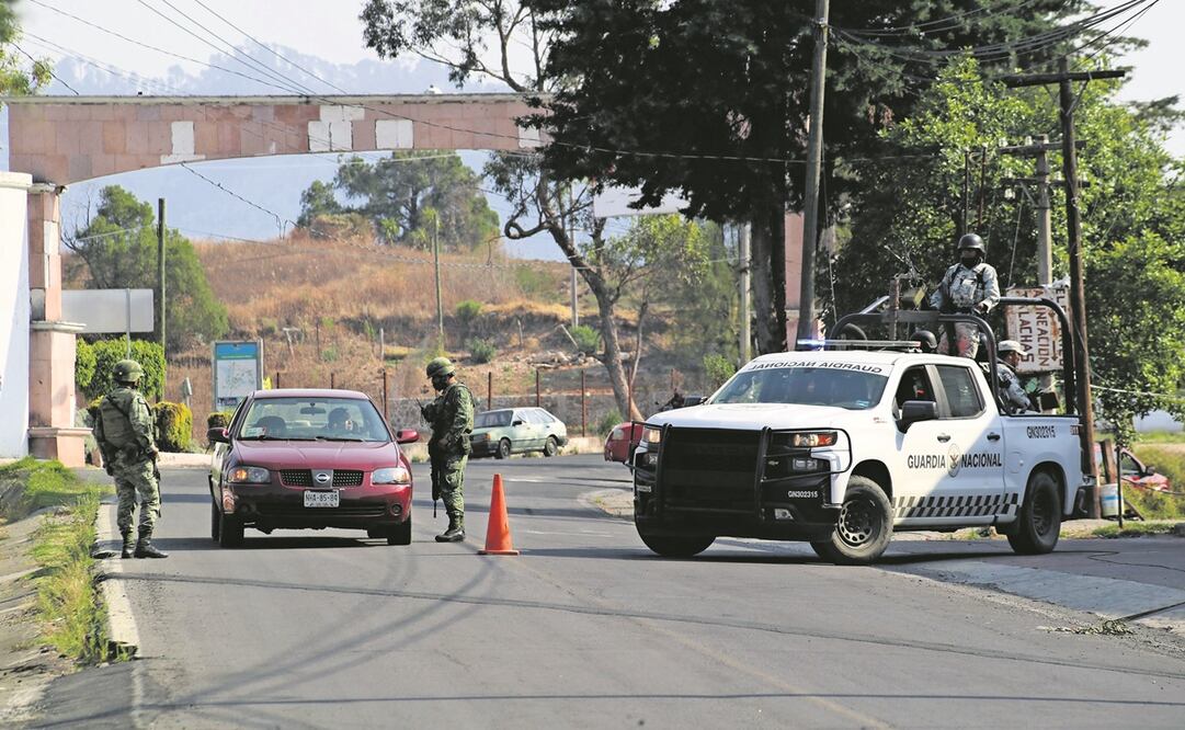 La Secretaría de la Defensa Nacional y la Guardia Nacional participan en el operativo en Sultepec. Requieren documentación a los automovilistas, mientras que el municipio suspendió actividades públicas. Foto: JORGE ALVARADO. EL UNIVERSAL