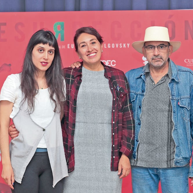 Natalia Polgovsky, hermana del director y sonidista, y Graciela González y Enrique Enciso de Un salto de vida, presentaron la cinta. Foto: IRVIN OLIVARES. EL UNIVERSAL