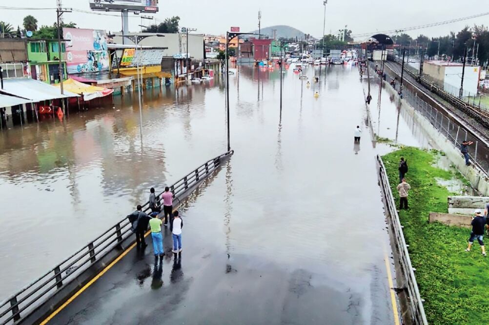 Apoyo. El Grupo Tláloc y la SSP municipal llevaron cuatro camiones cisterna para limpiar las calles. 