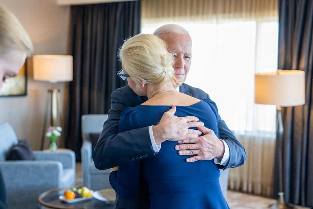 El presidente estadounidense Joe Biden con Yulia Navalnaya, la viuda de Alexei Navalny, el líder opositor ruso muerto en prisión. FOTO: @POTUS