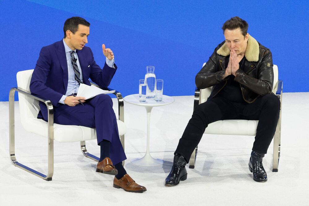 El columnista del NYT Andrew Ross Sorkin y el C.E.O. de Tesla, ingeniero jefe de SpaceX y C.T.O. de X Elon Musk habla durante la cumbre anual DealBook del New York Times el 29 de noviembre de 2023 en la ciudad de Nueva York Foto: Michael M. Santiago / GETTY IMAGES NORTH AMERICA / Getty Images via AFP