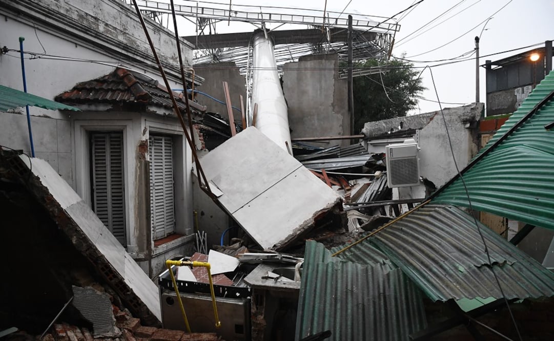 Vista de un inmueble dañado por la caída de un cartel publicitario, en el cruce de la avenida General Mosconi con General Paz, en Buenos Aires, Argentina (Foto: Xinhua)